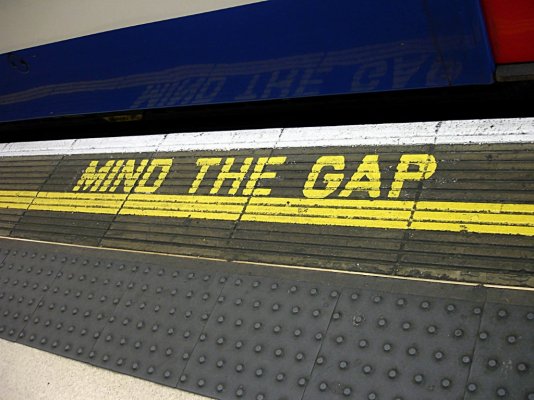 Bakerloo_line_-_Waterloo_-_Mind_the_gap.jpg
