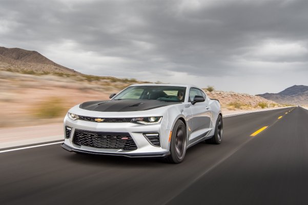let-Camaro-SS-1LE-front-three-quarter-in-motion-01.jpg