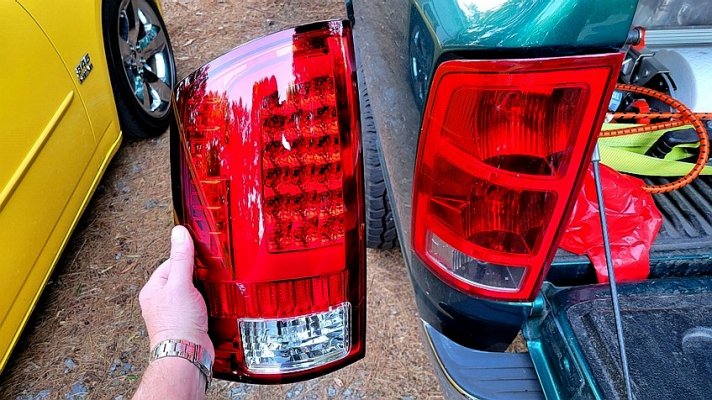 03DodgeTailLights01.jpg 03DodgeTailLights01.jpg