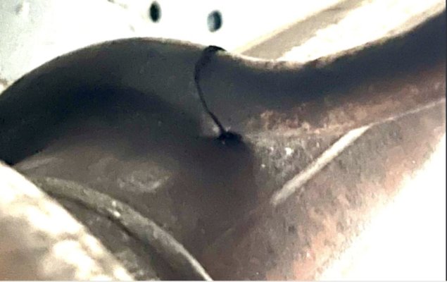 Hemi 6_4 Cracked Exhaust Tie Bar.JPG Hemi 6_4 Cracked Exhaust Tie Bar.JPG