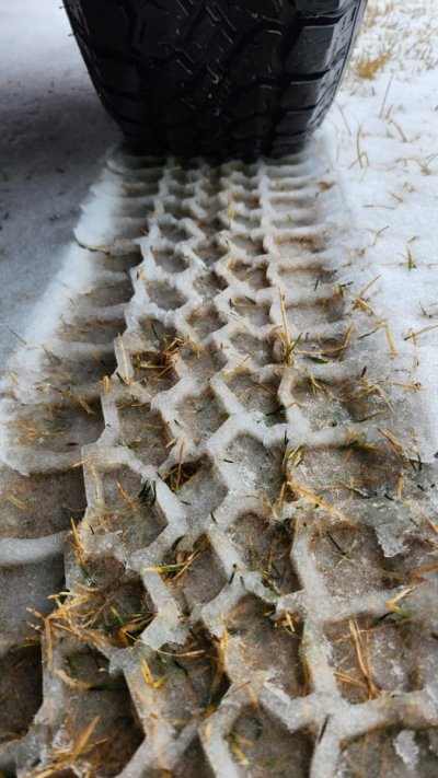 Tire Tread_Snow_email.jpg Tire Tread_Snow_email.jpg