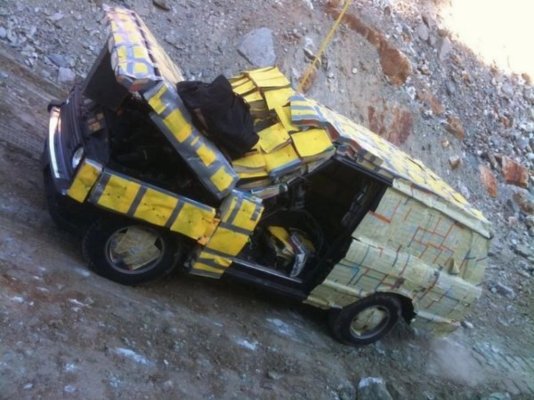 rs-armored-range-rover-with-phone-v0-0wbky6v04qna1.jpg