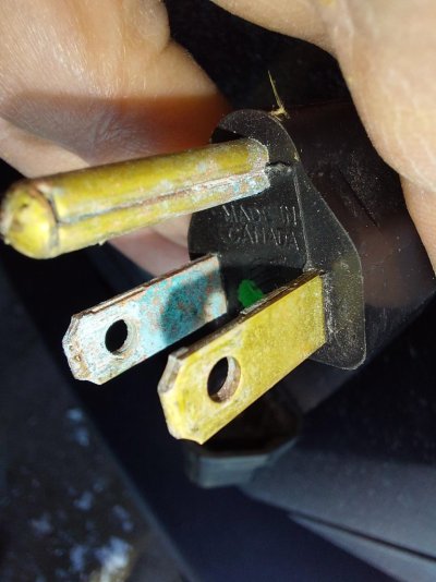 block heater plug corrosion.jpg block heater plug corrosion.jpg