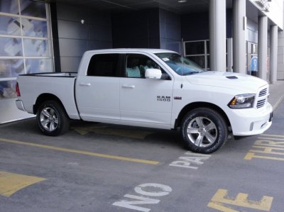 My new Ram at dealer 005.jpg