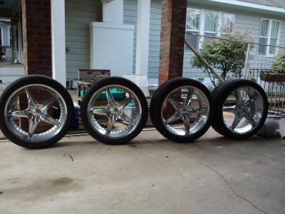24 inch akuza creepin wheels with delinte tires 95% tread 5x5.5 $1800.jpg