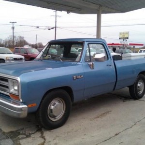 this is my 1990 Dodge Ram 3/4 ton. it had a dana 60 rear end. and yes shes going to get a lift and some other ods and ends!! ill post pics as they com