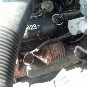 Driver side engine. 429 valve cover sticker, more sensors than I know what they are, but at least I know what the break fluid container is :D