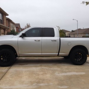 4 inch CST lift, 20x9.5 ET 0 Procomp 7036, Toyo Open Country  A/T II Xtreme LT305/55R20.  Driveway making it look not level, but it is.