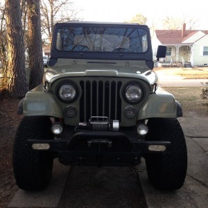 1985 Jeep CJ7. Chevy Crate 350 (11,870 miles). 600cfm Edelbrock Carb. Trans and transfer rebuilt when engine was replaced. Hurst Shifter, 373 Gearing,