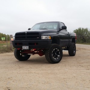 1999 2nd gen ram 1500 with a 6inch lift on 17 inch rim on the 35s Nitto