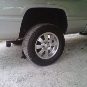 18"X8" Ultra's 
285/60/18 Nitro Terra Grapplers 
Rear