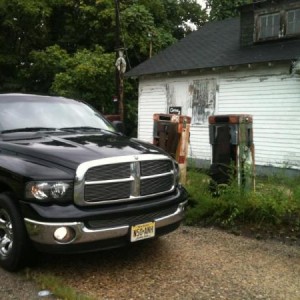 i found this old gas station around my way and saw a lot of pictures taken here before