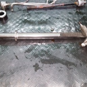 The main steering shaft is in pristine condition, no pitting, no scratches, as well as no signs of wear on the teeth nor on the pinion.