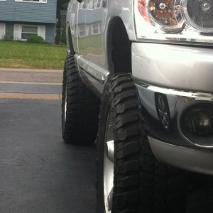 3" zone body lift, hellbent levels up front and lift shackles in the rear!