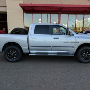 Nitto Ridge Grapplers 295/70-18
Vision Offroad Fury 399 18x8.5
Bilstien 5100 2.8"