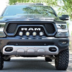 Fabtech 3-inch Dirt Logic 2.5 Front Coilover Suspension_Rigid 360 Series LEDs_cw