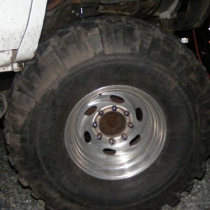 Yes That Is A 39.5" Tire!!!!