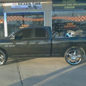 305/35/24 24" Akuza Creepin Rims/Delinte Tires