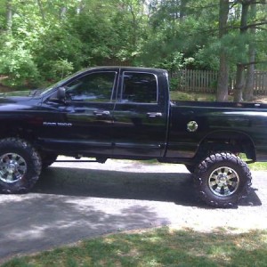 05 QC SLT HEMI 4x4- 6 Inch Skyjacker lift, 2 inch Body lift, 18 inch Eagle Rims, 37 Inch Nitto Mud Grapplers, Tinted, JL Audio Sound System, K&N CAI,