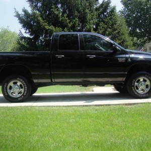 07 QC 2500 BigHorn 5.9L Cummins 6-Speed 4x4, Tinted 2.5 Inch Leveling Kit, Southbend Clutch, Airaid MXP Stage 2 CAI, Smarty Tuner, Magnaflow 4 Inch Ca