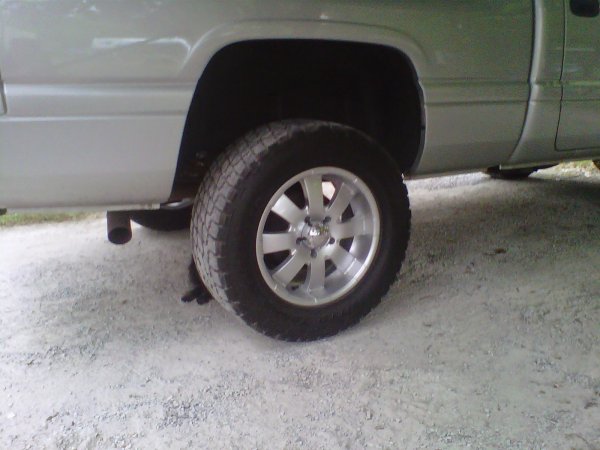 18"X8" Ultra's 
285/60/18 Nitro Terra Grapplers 
Rear