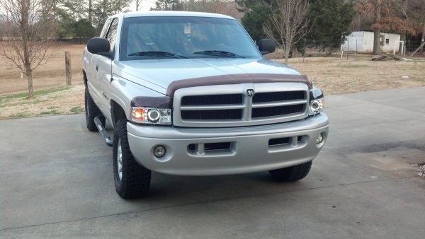 2013 02 09 17 11 32 354
first started working on it last year. Added halo projector headlights with 8k bulbs. And added a 800 sound system.