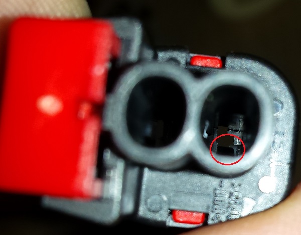The back of the connector for the hood switch, notice the notch for aligning/locking the terminal.