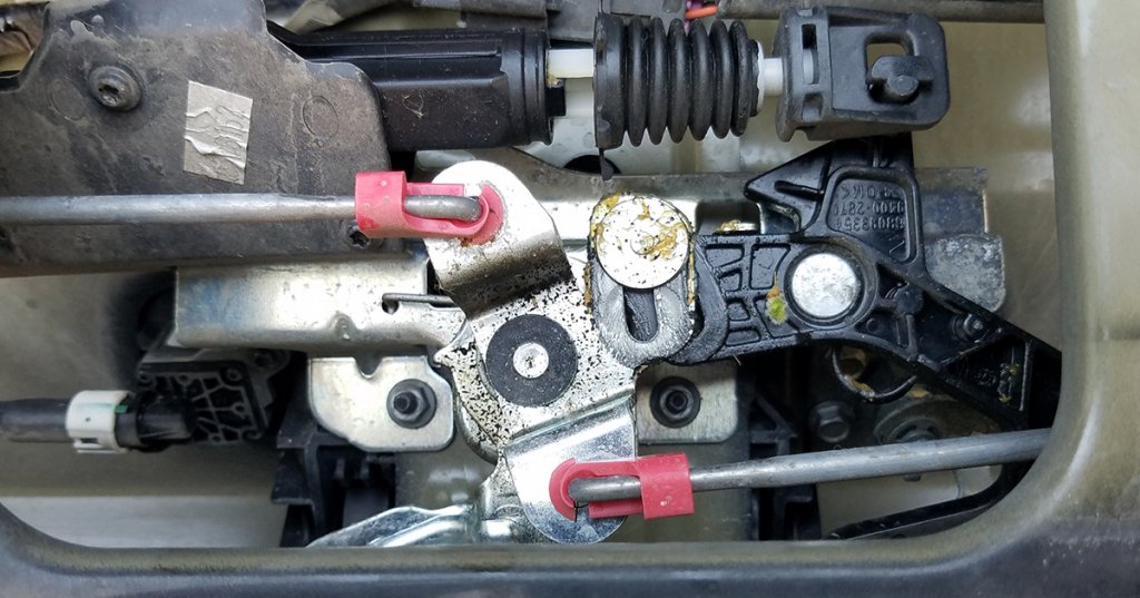 The tailgate handle assembly