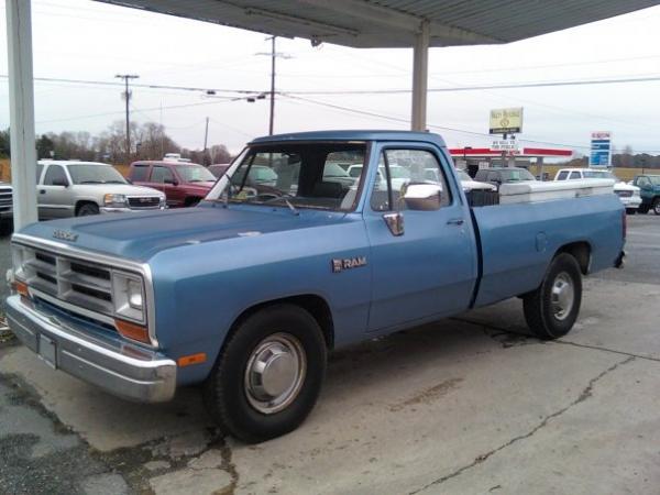 this is my 1990 Dodge Ram 3/4 ton. it had a dana 60 rear end. and yes shes going to get a lift and some other ods and ends!! ill post pics as they com