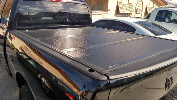 UnderCover Flex tri-fold